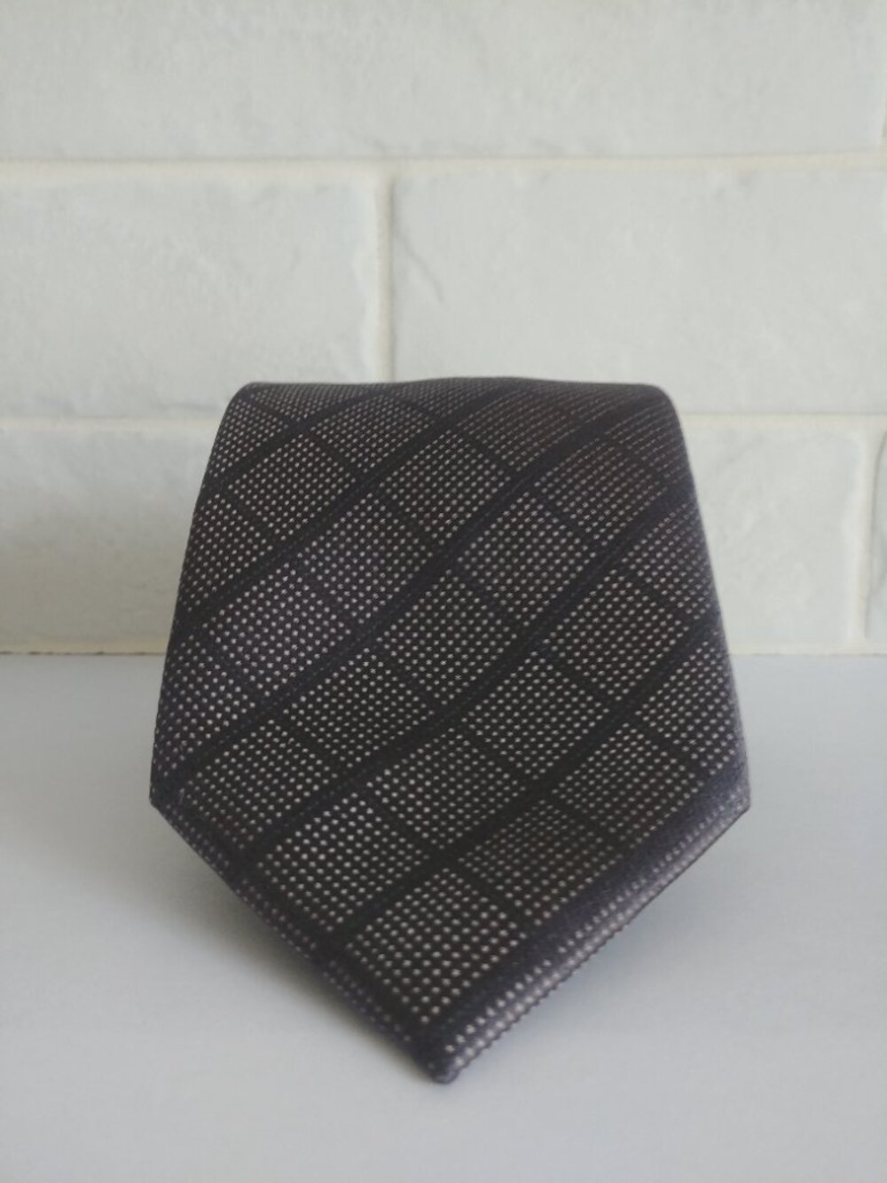 Kenneth Cole 100% silk silver grey plaid windowpane tie